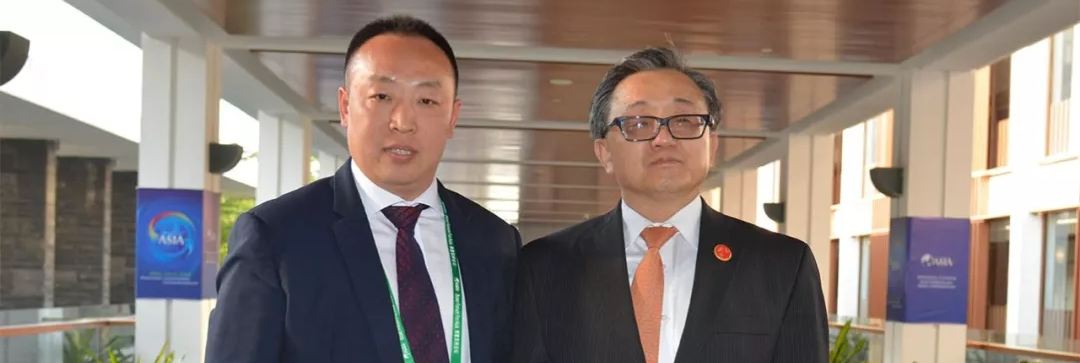 操毕在线观看联合国副秘书长刘振民和赵章栓会长在博鳌亚洲论坛亲切交"